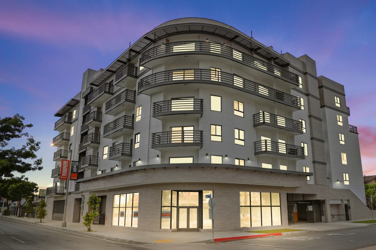 MidWilshire Apartments for Rent The Fairfax Flats Photos